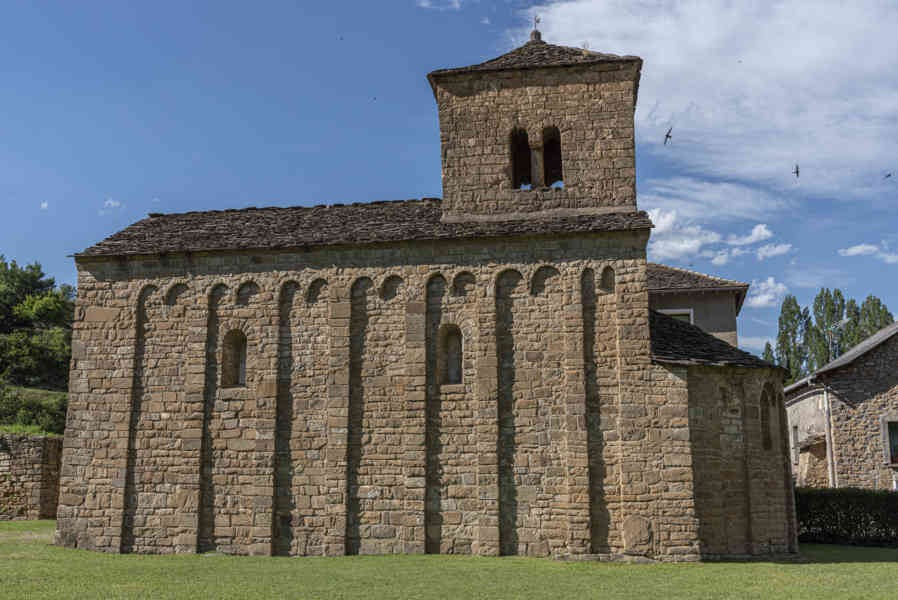 Huesca - Santa Cruz de los Serós 11 - iglesia de San Caprasio.jpg